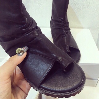 Boot chiến binh hở gót