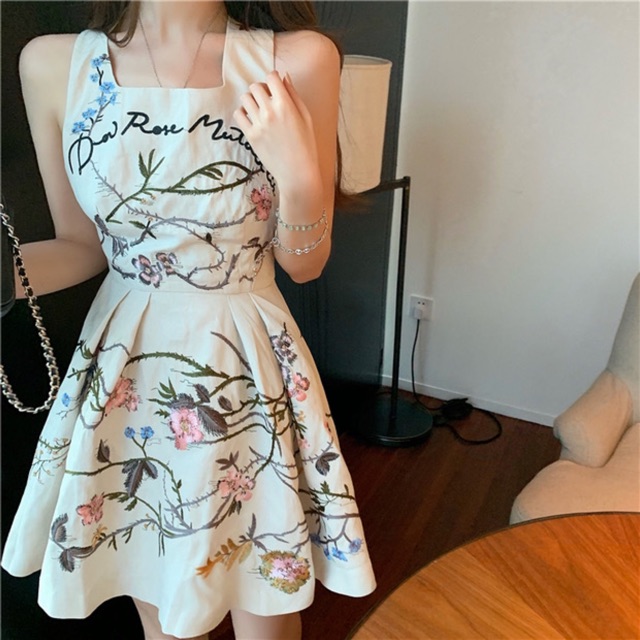 Đầm xoè thêu hoạ tiết hở lưng