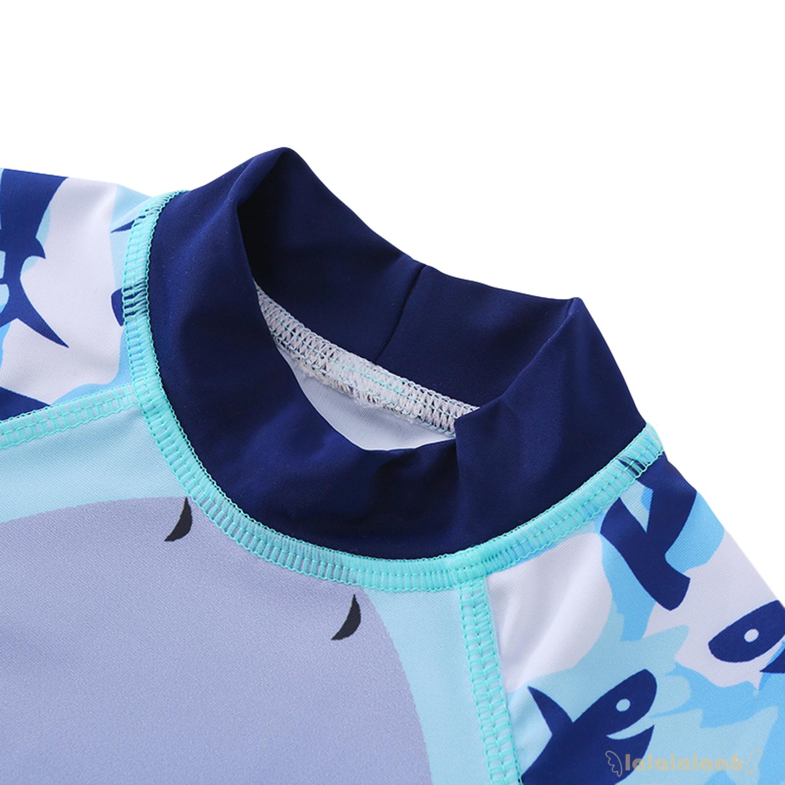 Bộ đồ bơi gồm áo ngắn tay cổ tròn màu xanh dương và quần đùi kèm mũ dành cho bé trai Laa6