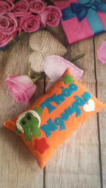 Gối thêu tên cho bé đi học cực yêu nha các mom