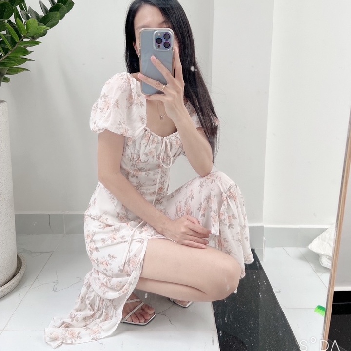 Đầm hoa cổ vuông nhún ngực xẻ tà vải hoa trơn không chỉ thêu