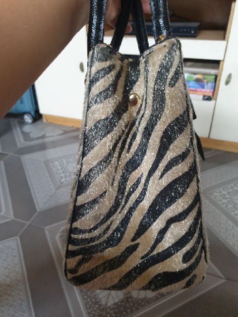 Túi xách nữ màu zebra lông tơ có nơ đen xuất sứ Hàn Quốc