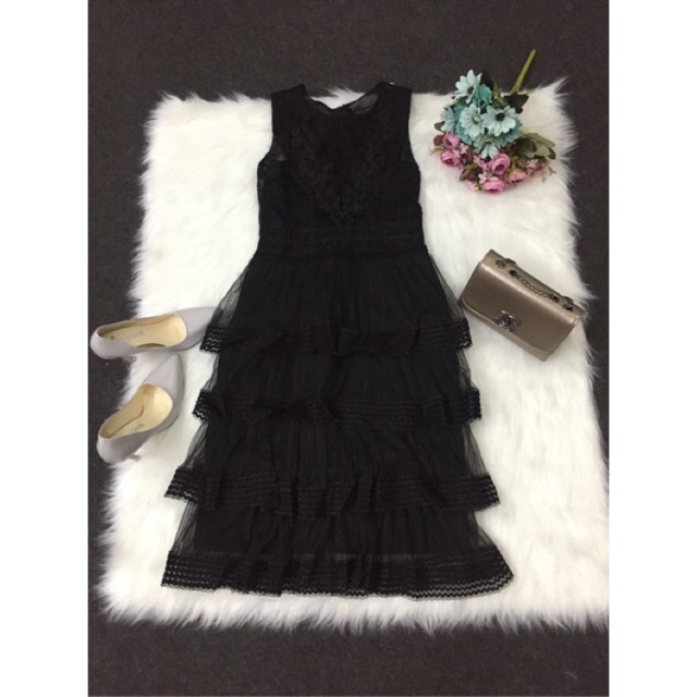 Đầm ren đen tầng