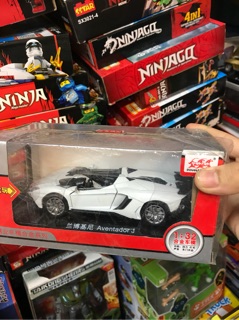 Mô hình xe ô tô bằng sắt ( có đèn, nhac, mở được cửa, chạy cót)