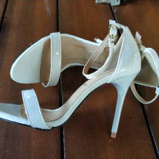 Sandal cao gót màu trắng 9P