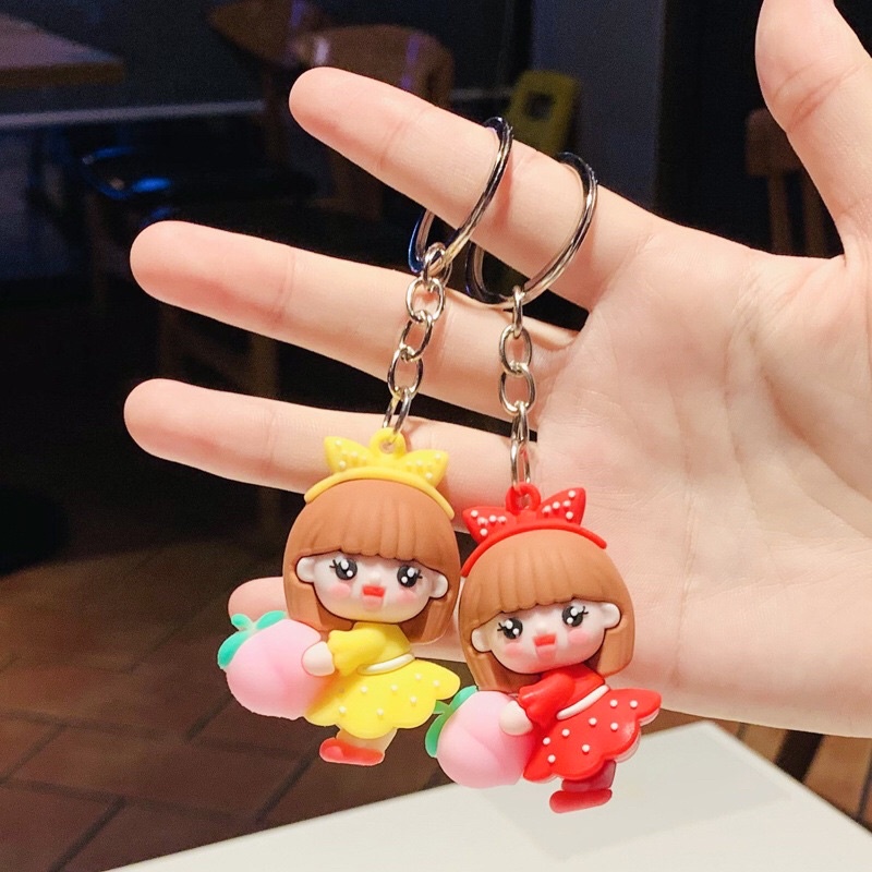 Móc khóa búp bê ôm trái táo dễ thương