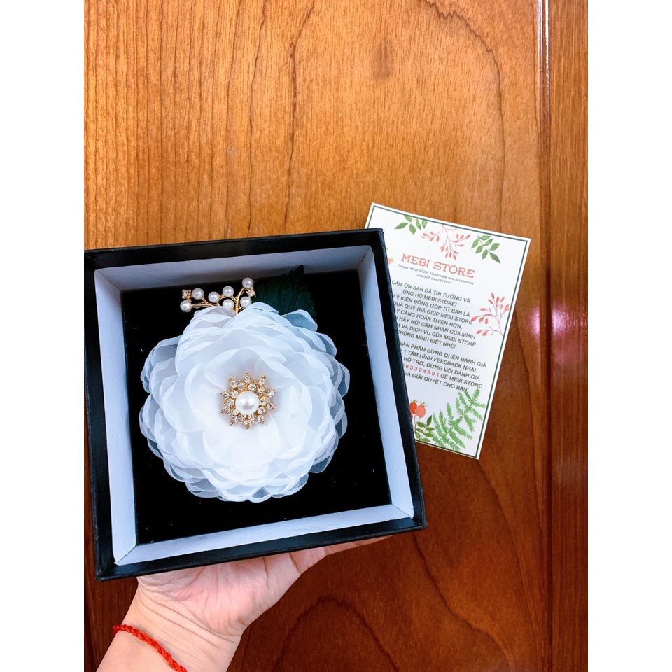 Hoa cài áo handmade mẫu vải voan hàn cánh nhăn xếp tầng mix cành trai chùm màu trắng Nobox