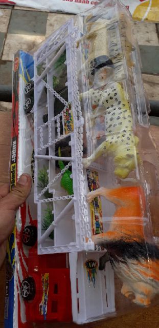 Xe mô hình xe công tơ Nơ bằng nhựa chở 8 con thú chạy chớn