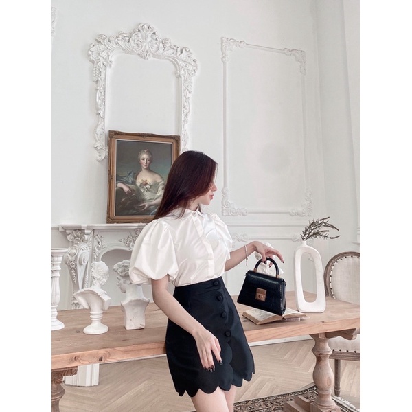 Bộ áo sơmi trắng chân váy đen cúc bọc