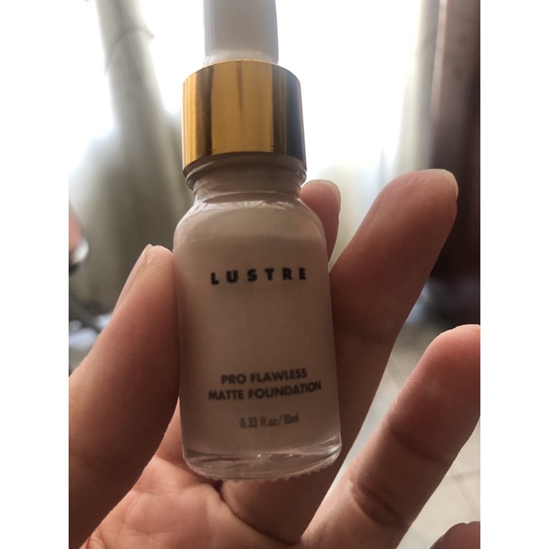 kem nền Lustre Pro Matte Flawless Foundation SPF 22 PA++ minisize trong bộ quà tặng Lixibox