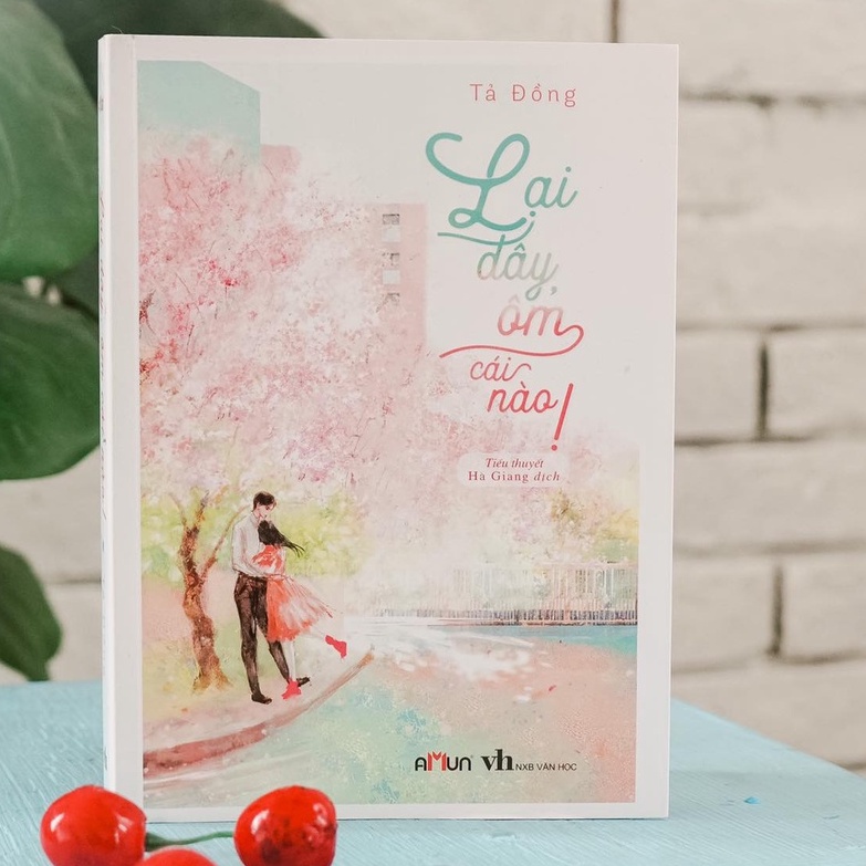 SÁCH - Lại đây, ôm cái nào! (tặng kèm 01 bookmark + 01 tập giấy nhớ + 4 bìa gác màu in kèm)