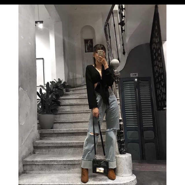 Pass áo croptop cột nơ của La Boutique