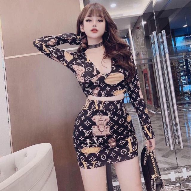 Đầm body soắn hở eo tay dài in hoạ tiết