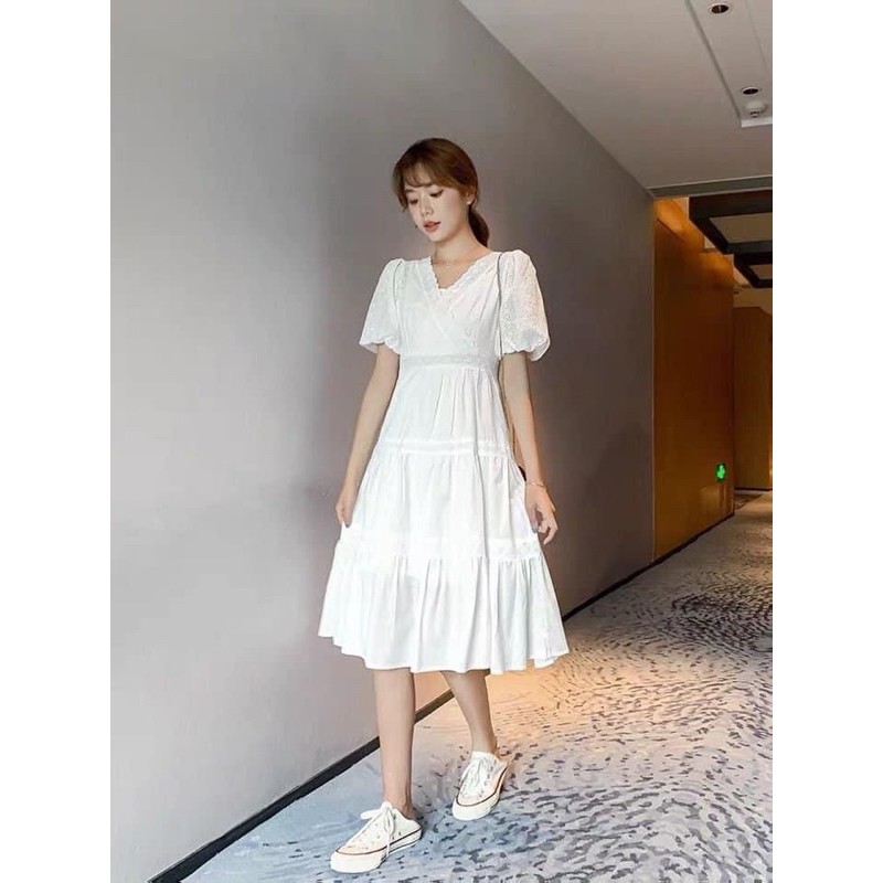 Đầm trắng tầng cổ V