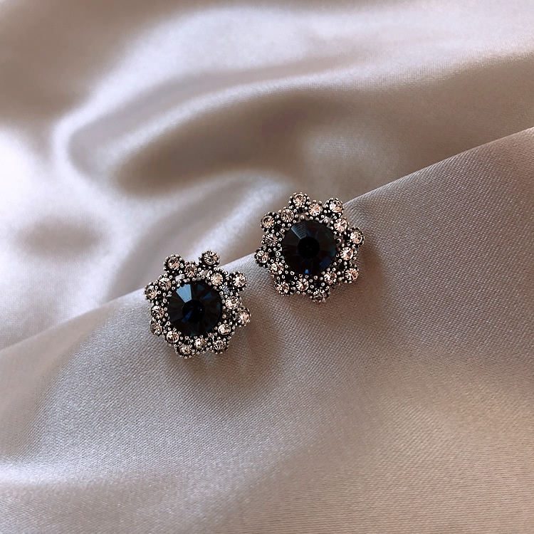 Bông tai nữ hình hạt chân trâu đen cực sang chảnh BAG U BTTRANCHAU196