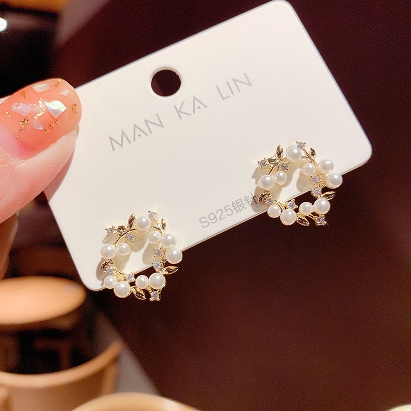 Khuyên Tai Vòng Hoa Nhỏ Và Dễ Thương Đính Ngọc Trai Nhỏ Và Dễ Thương