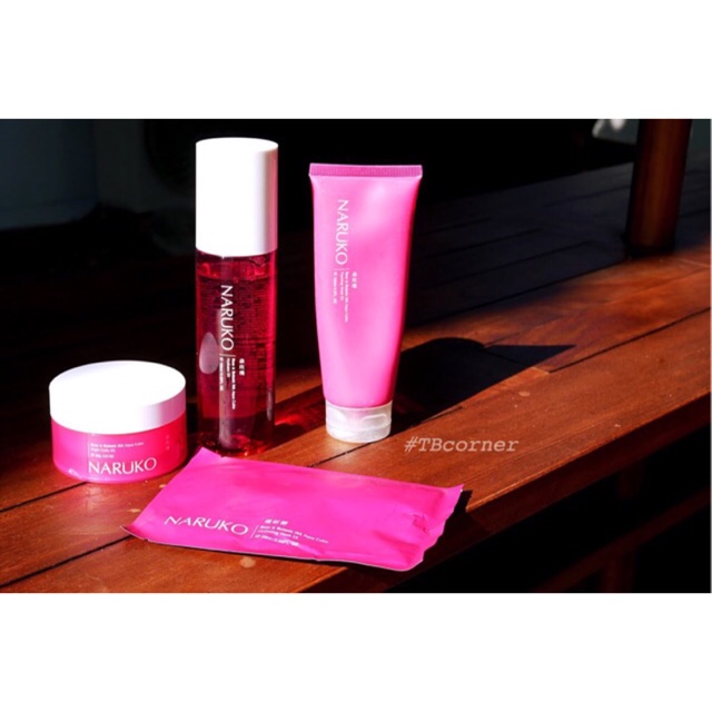 Toner Hoa Hồng Nhung Naruko giúp da sạch sâu, sáng da, cấp ẩm