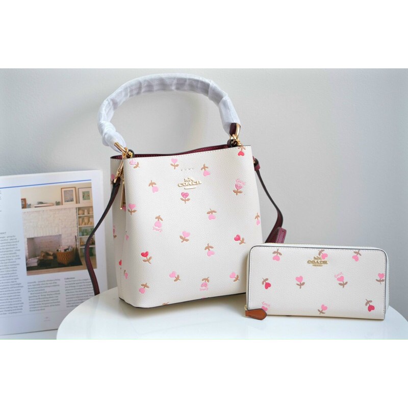 Túi xách Coach bucket Wallet thêu hoạ tiết siêu xinh