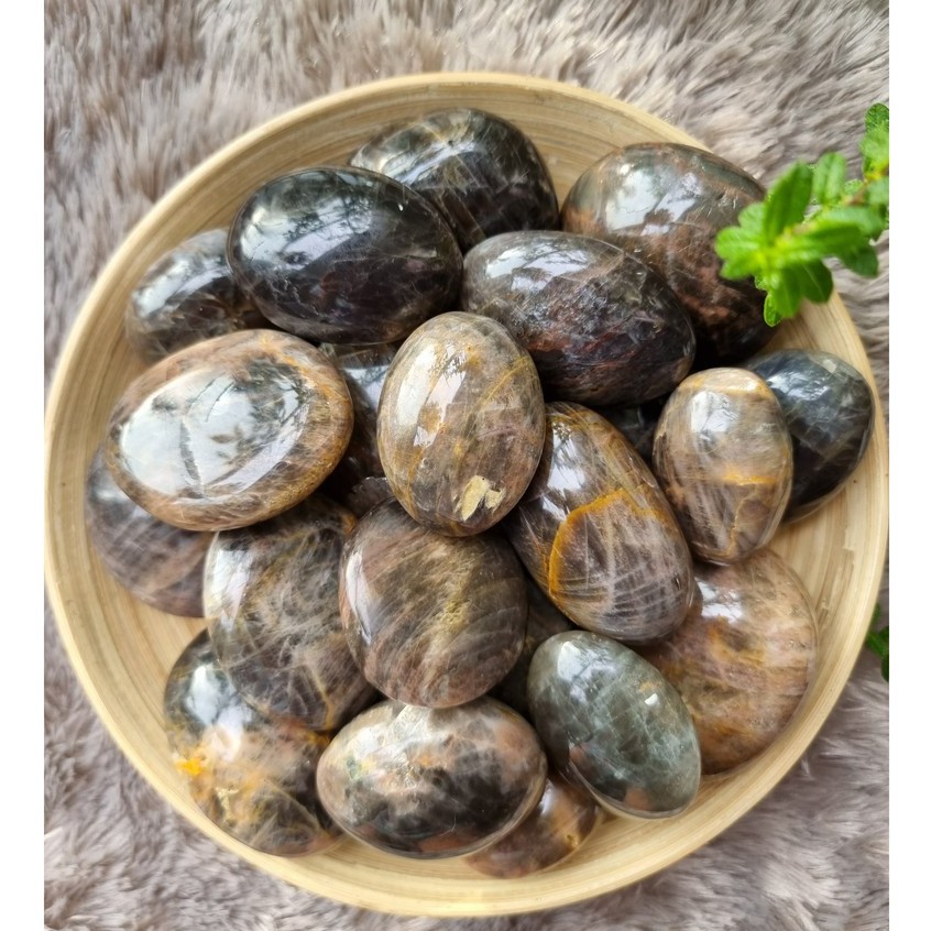 Black Moonstone (đá mặt trăng đen) viên đá của sự mở lòng và cân bằng cảm xúc.