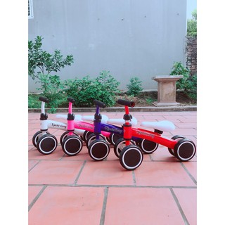Xe chòi chân giúp bé giữ cân bằng