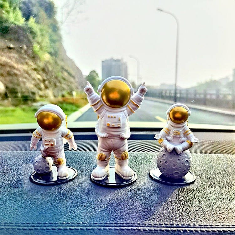 Mô hình phi hành gia trang trí xe hơi/ Tấm đệm giữ chuyên dụng tiện lợi