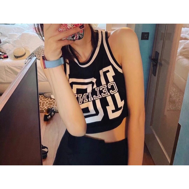 Áo ba lỗ dáng croptop của Chanel CN kết hợp với quần cạp cao siêu năng động