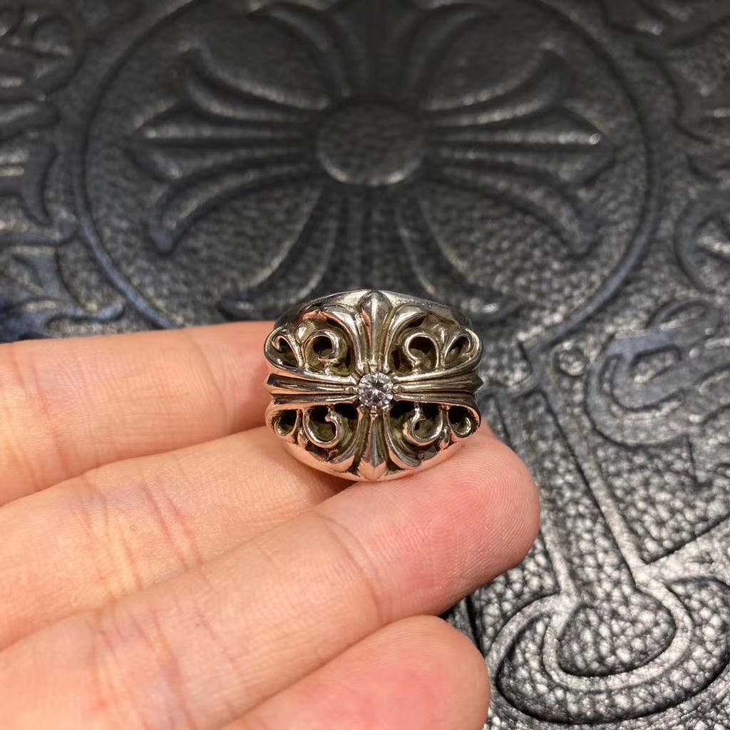 Nhẫn bạc Chrome Heart được làm từ bạc 925 đặc và được đính đá cao cấp. Hàng chất lượng cao cấp nhất thị trường.