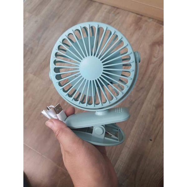 Quạt tích điện phun sương mini cầm tay có đế kẹp bàn  tiện lợi
