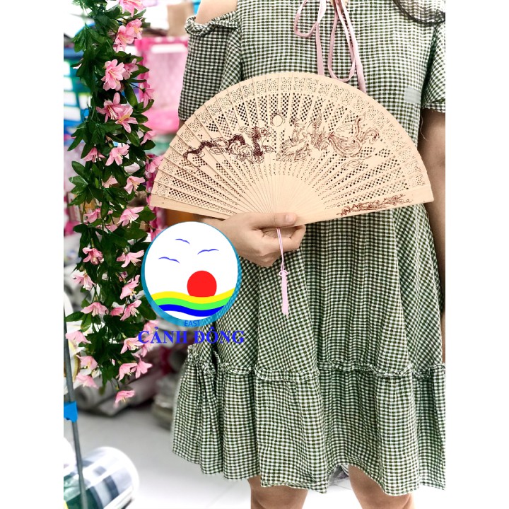 Quạt gỗ long phụng chụp hình cổ trang đẹp sang trọng