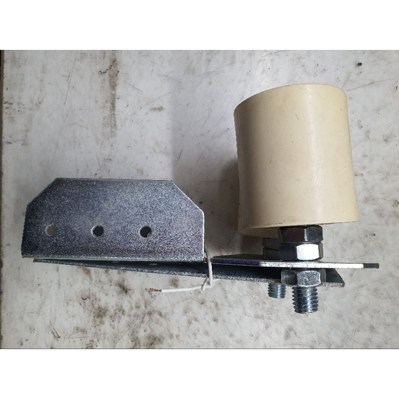 Một cặp con lăn đầu ray có bas sắt