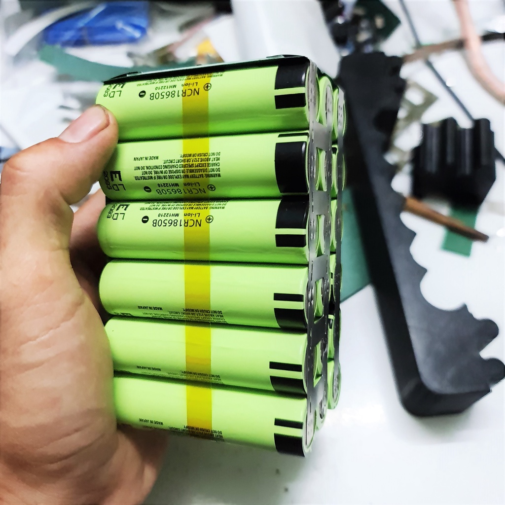 Bình acquy pin 12.6V-15.000MAH 60A MAX. Khối pin 3S được đóng từ 18 cell pin 18650 + Mạch bảo vệ cân bằng 3S 12.6V CF