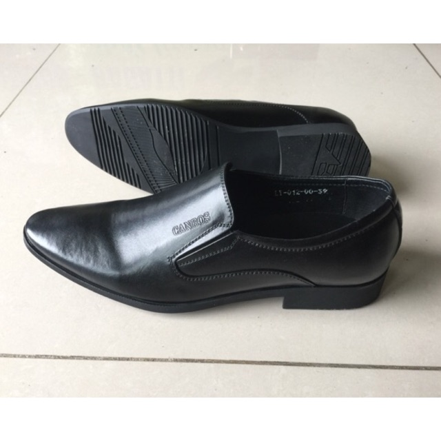 Giày Tây công sở toàn bộ là da bò thật 100% đế cao su chống chơn và trong làm bằng lót da nhìn rất sang trọng và lịch sự