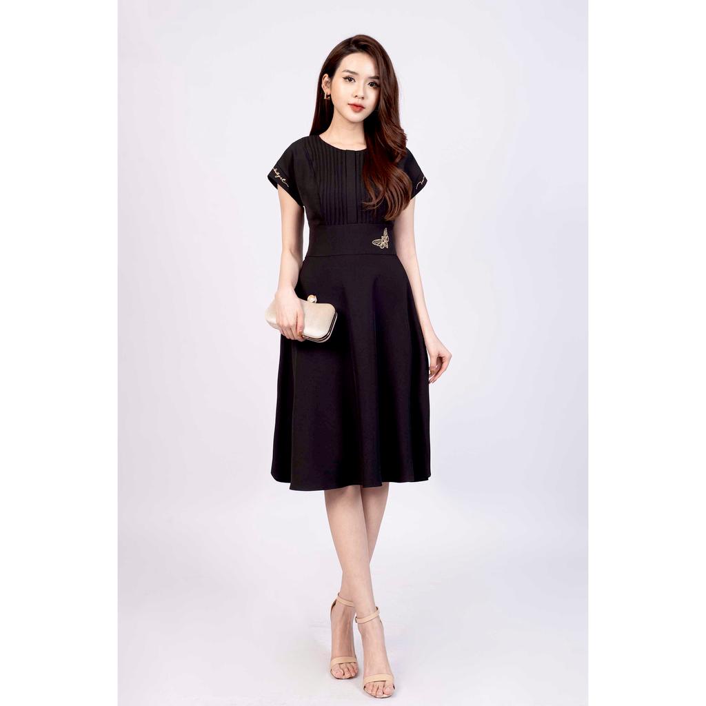 Đầm dáng xòe, cổ tròn, xếp ly ngực, thêu con ve MMOutfit M-DA061021312