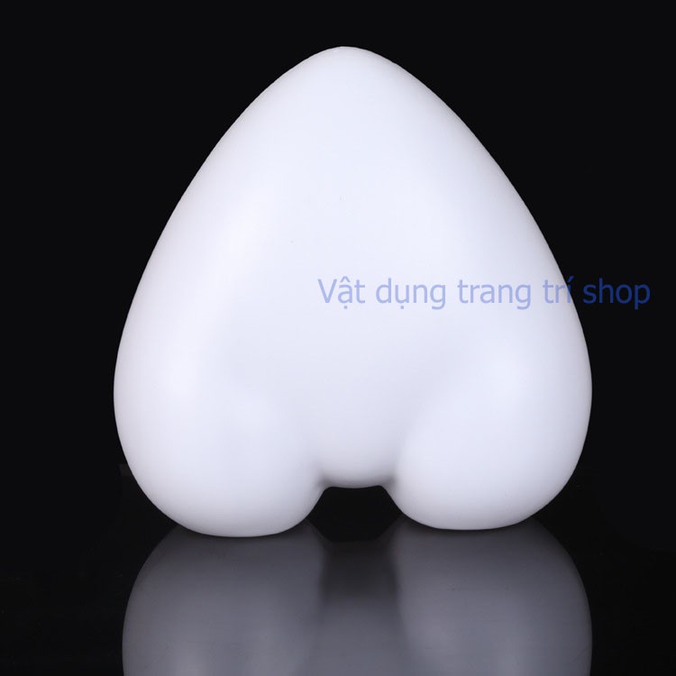 Mông trái tim trưng đồ lót màu trắng