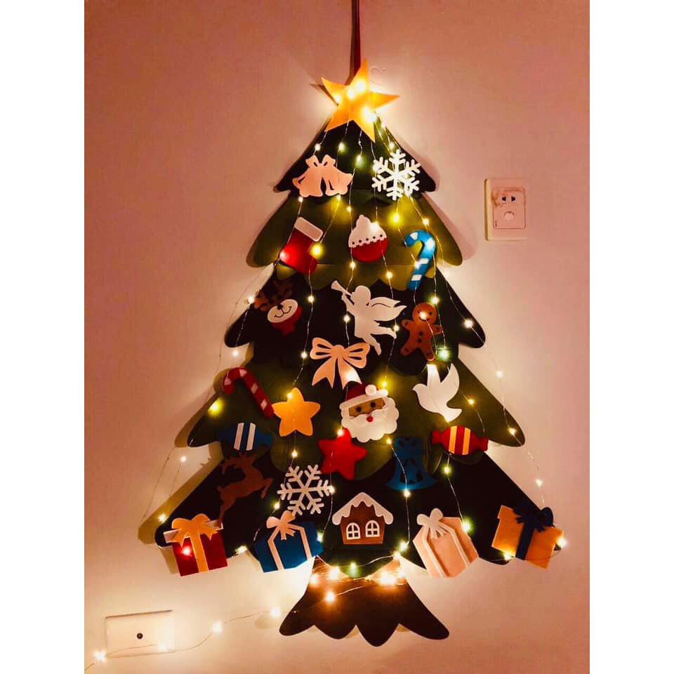 Cây thông Noel giáng sinh 2023 dán tường cửa kính cao cấp vải nỉ kèm đèn led chạy pin full họa tiết trang trí nhà
