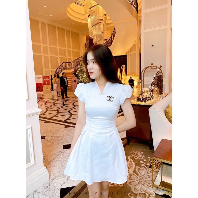 Đầm trắng kèm cài áo - Amelia Dress