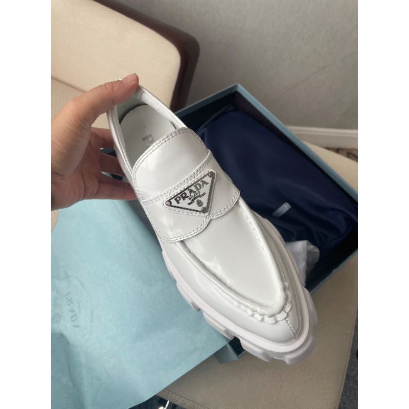 giày lười loafer nữ da thật mũi nhọn đế cao 6cm logo tam giác Prada