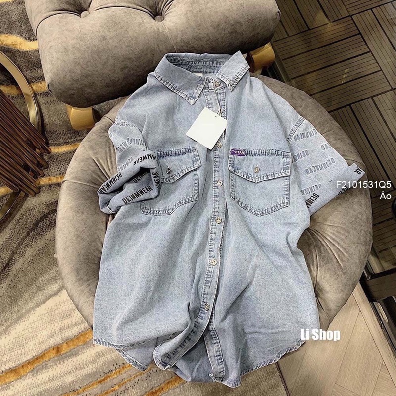 Áo sơ mi jean có túi tay ngắn in chữ hàng Qccp