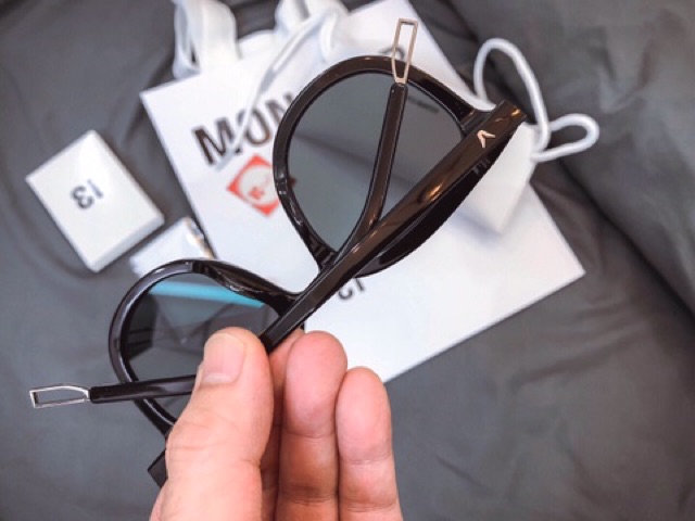 Kính râm chữ V nam nữ siêu ngầu HTBX thời trang | BigBuy360 - bigbuy360.vn