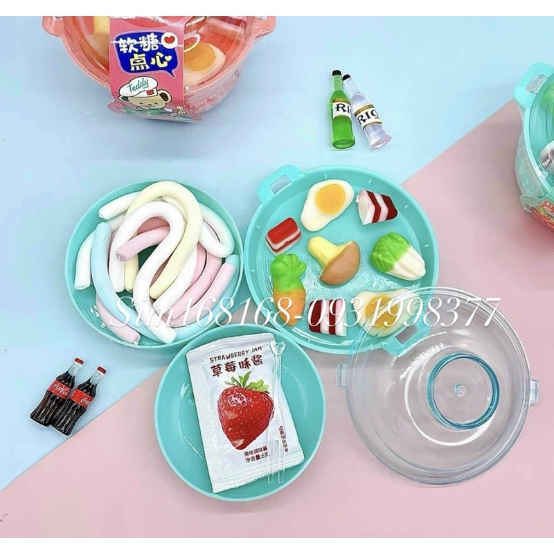 Một cái kẹo dẻo mix đủ mẫu kèm siro dâu hình chảo lẩu đồ chơi 3 tầng Hongkong cái lớn 40gam