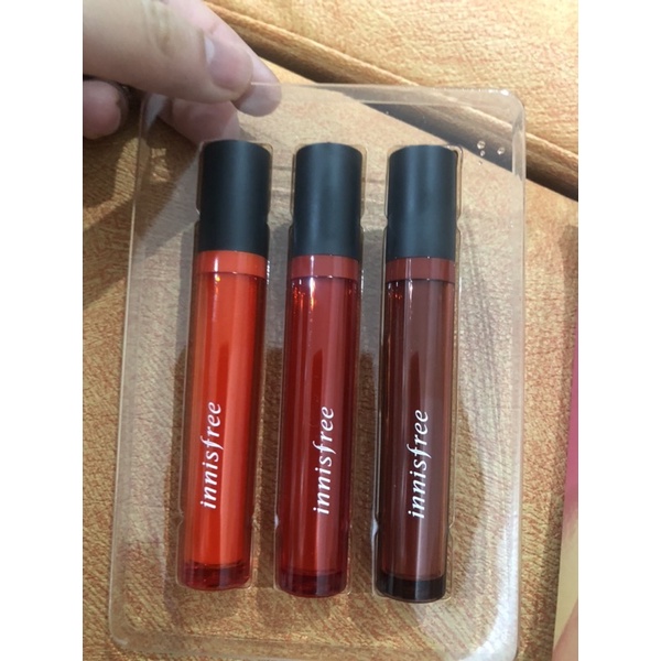 Son Innisfree Vivid Oil Tint giúp dưỡng ẩm môi