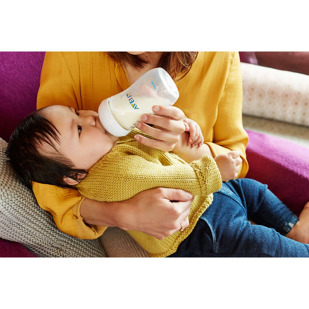 Bình sữa Philips Avent 260ml SCF693/13 (1-6 tháng) mô phỏng tự nhiên giống với bầu ngực mẹ không chứa BPA