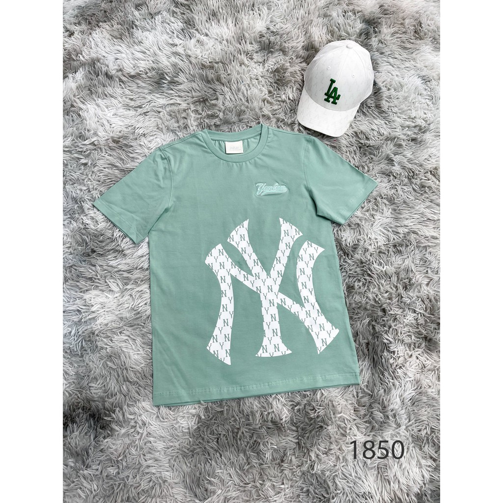 (HÀNG XUẤT XỊN) Áo xanh 1850 MONOGRAM M//L//B Y/A/N/K/E/E/S OVERFIT TEE  Made in V//N full-tag-code  Size XS S M L