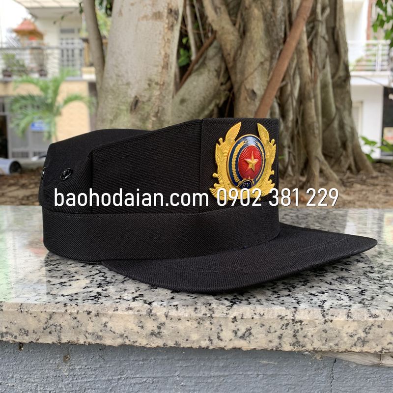 Nón bảo vệ màu đen kèm sao vàng, sao bạc
