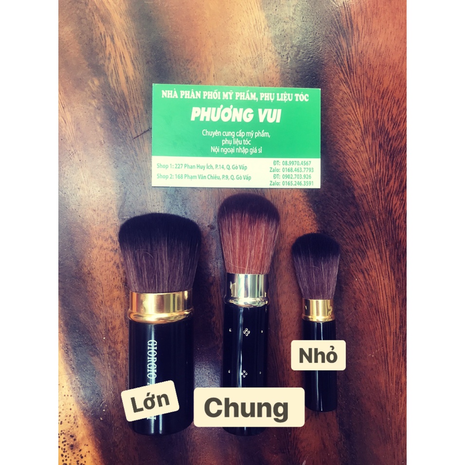 Cọ trang điểm ,cọ má hồng .cầm tay có nắp đậy đủ màu cho bạn lụa chon , đầu cọ lông mềm  dễ sử dụng nhỏ gon mang theo
