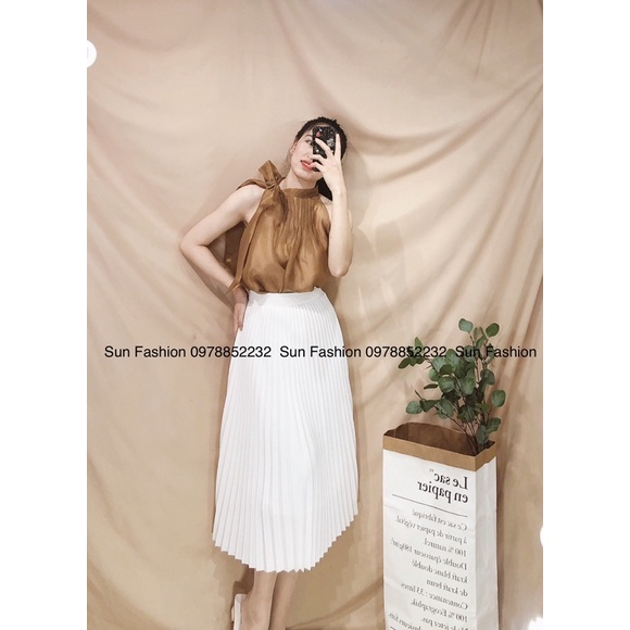 Chân váy dập li xếp li dài và áo cổ yếm