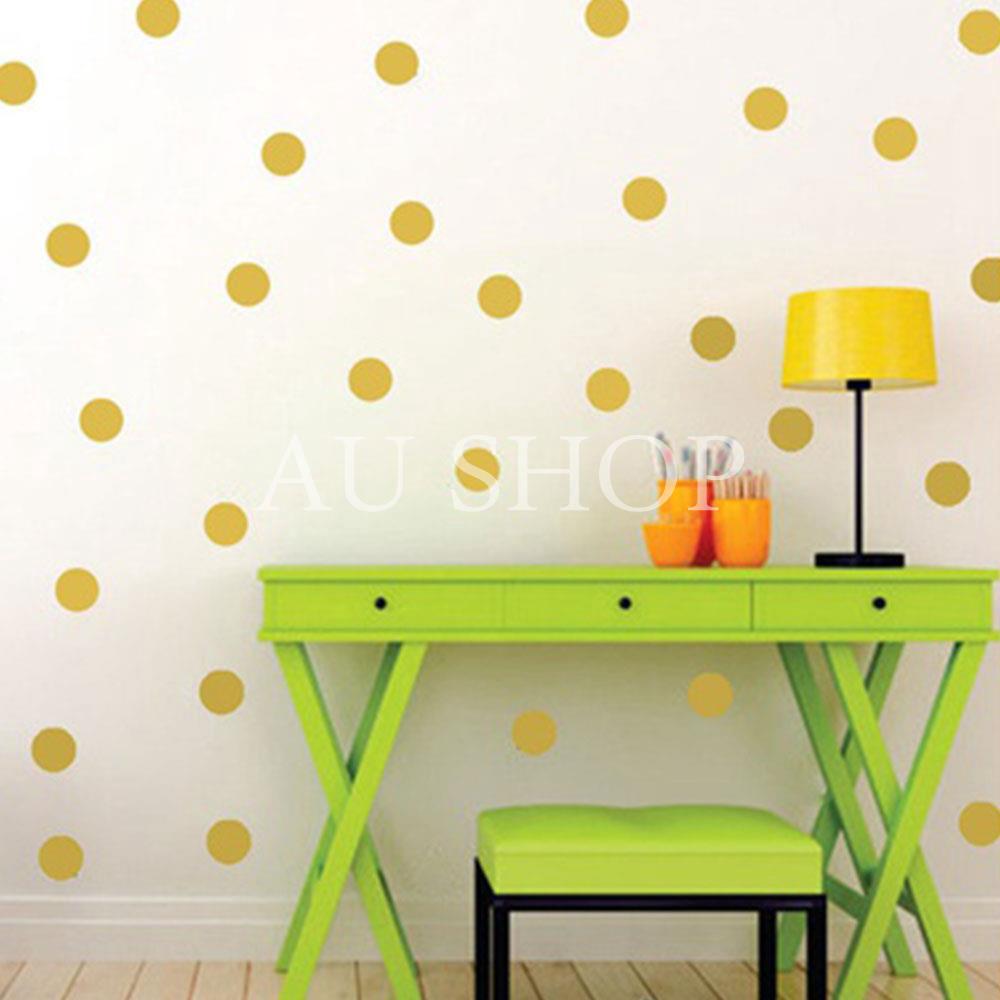 Sticker dán tường hình chấm bi màu vàng gold dùng trong trang trí phòng ngủ