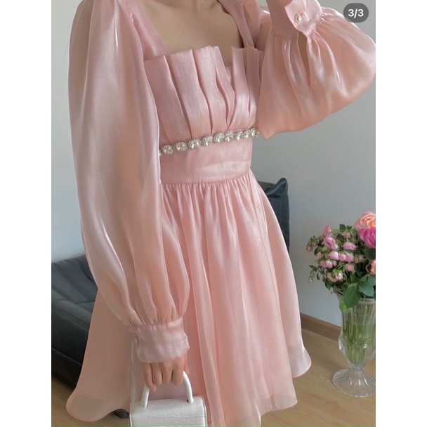 Đầm tơ xếp ly cổ vuông