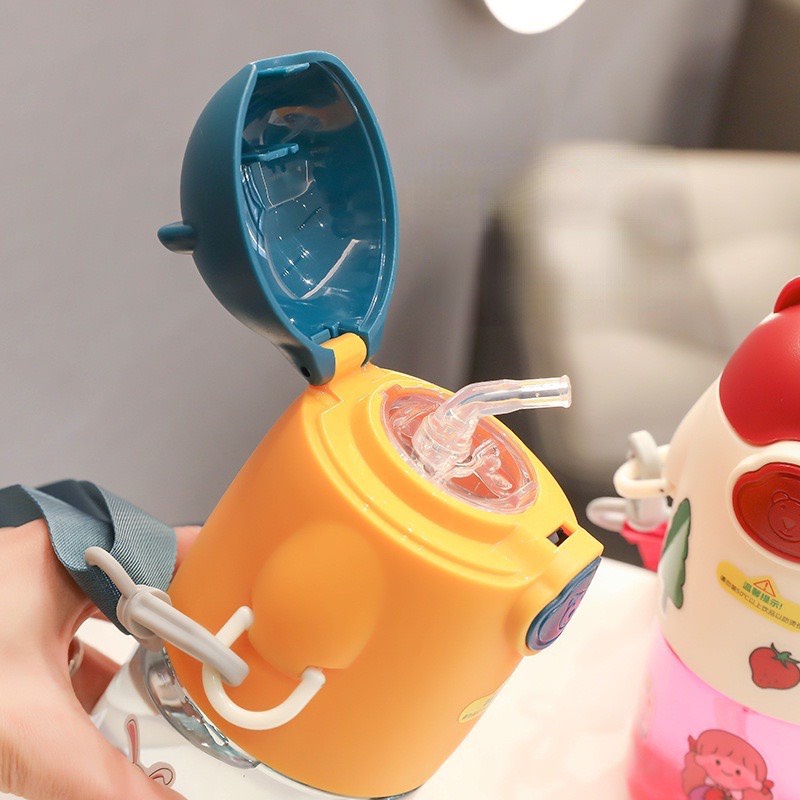 BÌNH ĐỰNG NƯỚC NGHỘ NGHĨNH CÓ QUAI ĐEO KÈM STICKET DUNG TÍCH 650ML DÀNH CHO CÁC BÉ ĐI HỌC NHỎ GỌN DỄ THƯƠNG