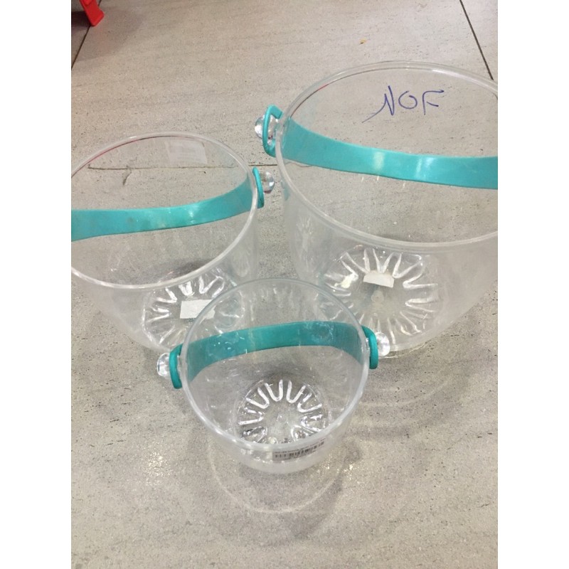 Xô đá trong quai xanh